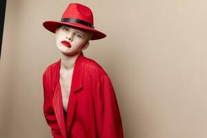 retrato de un mujer rojo chaqueta y sombrero rojo labios Moda estilo de vida posando foto