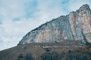 alto montañas paisaje otoño césped cielo nubes Fresco aire foto