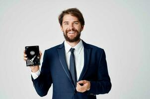 negocio hombre en traje y tecnología difícil conducir información foto