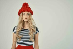 bonito mujer en de moda ropa rojo sombrero posando foto