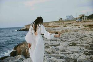 mujer en blanco vestir naturaleza caminar viaje vacaciones libertad foto