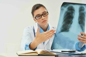hembra médico en blanco Saco medicina diagnósticos radiografía foto