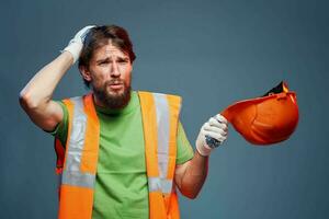 emocional constructor trabajando uniforme naranja casco la seguridad construcción profesional foto