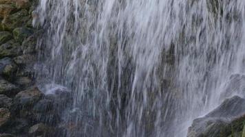 a movimento do uma pequeno montanha cascata video