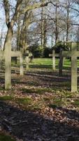 traverser les pierres tombales du cimetière video