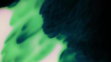 dunkel Grün Flüssigkeit Mischen mit Licht Grün video