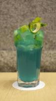 azul lychee Mocktail bebida, consistir de naranja jugo, lychee y azul curacao mezclado con soda. foto