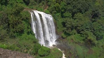 génial l'eau tomber sur le tropical forêt, l'eau courant et éclaboussure l'eau lorsque pluvieux saison. le métrage est adapté à utilisation pour aventure contenu médias, la nature et forêt métrage Contexte. video