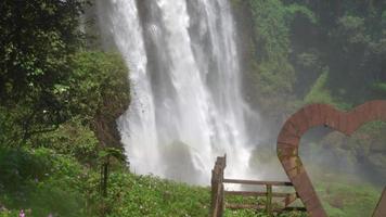 génial l'eau tomber sur le tropical forêt, l'eau courant et éclaboussure l'eau lorsque pluvieux saison. le métrage est adapté à utilisation pour aventure contenu médias, la nature et forêt métrage Contexte. video