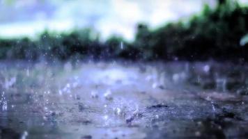 tung regn långsam rörelse bakgrund video