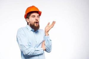 trabajador hombre en naranja pintar ingeniero emociones industria construcción foto