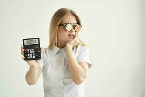 mujer de negocios calculadora en mano y bitcoin aislado antecedentes foto
