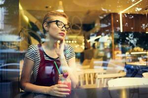 mujer en café cóctel bebida vacaciones verano foto