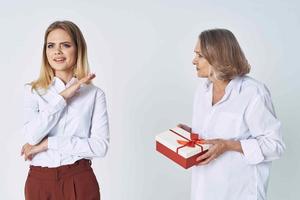 mamá y hija son en pie siguiente a un regalo fiesta emociones foto