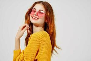 bonito mujer en de moda lentes peinado Moda lentes aislado antecedentes foto