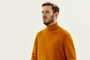 hermoso hombre Moda peinado suéter estilo de vida de los hombres ropa foto