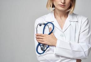 profesional médico mujer con azul estetoscopio y blanco médico vestido foto