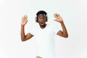 emocional hombre vistiendo auriculares música amante entretenimiento bailando estilo de vida foto