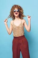 alegre mujer rojo labios emociones oscuro lentes de moda ropa foto