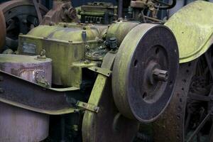 antiguo metal coche formando un mecánico antecedentes en un museo foto