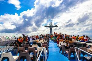 ratsada phuket Tailandia 2018 viaje Tailandia por transportar barco yate olas mediante tropical paisaje. foto