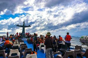 ratsada phuket Tailandia 2018 viaje Tailandia por transportar barco yate olas mediante tropical paisaje. foto