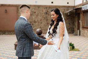 el primero reunión de el novia y novio en el patio de el hotel foto