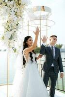 ceremonia de boda de los recién casados en el muelle foto