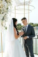 ceremonia de boda de los recién casados en el muelle foto