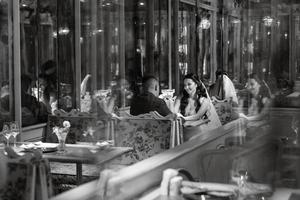 novia y novio dentro de un bar de cócteles foto