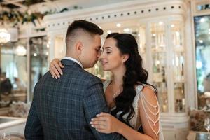 novia y novio dentro de un bar de cócteles foto