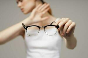 descontento mujer lentes en el manos de astigmatismo ligero antecedentes foto