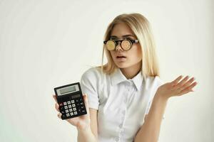 bonito mujer calculadora en mano y bitcoin ligero antecedentes foto