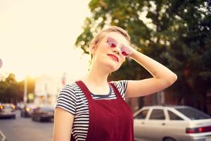 mujer vistiendo Gafas de sol al aire libre posando verano Moda foto