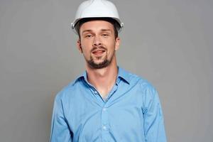 hombre en trabajando uniforme blanco construcción casco la seguridad profesional foto