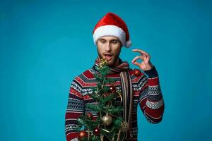 hermoso hombre en nuevo años ropa decoración Navidad estudio posando foto