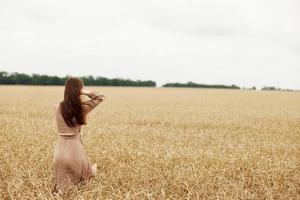 bonito mujer trigo campo otoño temporada concepto foto