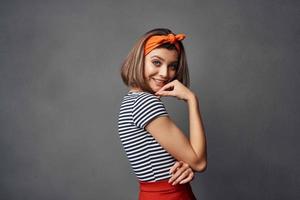 mujer en rojo falda posando Moda verano aislado antecedentes foto