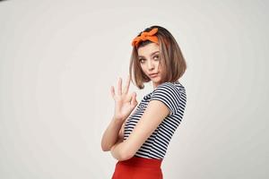 bonito mujer con naranja venda Moda decoración posando emoción foto