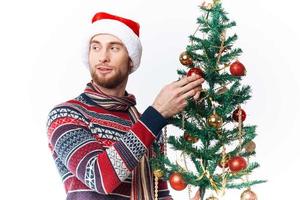 alegre hombre en un Papa Noel sombrero Navidad decoraciones fiesta nuevo año estudio posando foto