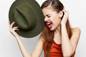 mujer con sombrero con amplio abierto boca y cerrado ojos noche maquillaje foto