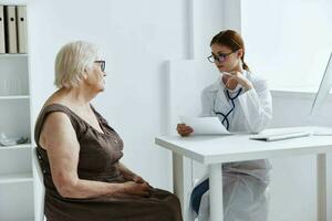 mayor mujer examen por un médico salud diagnósticos foto