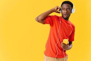 hombre africano apariencia con auriculares música tecnología foto