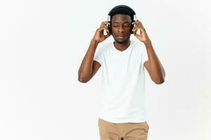 hombre de africano apariencia en auriculares música tecnología aislado antecedentes foto