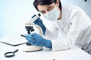mujer en laboratorio médico máscara diagnósticos profesional Ciencias foto