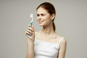 bonito mujer en blanco camiseta dental higiene salud cuidado estudio estilo de vida foto