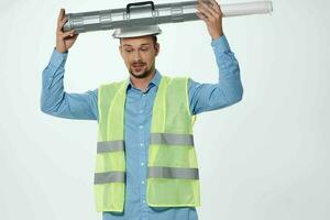 hombre en blanco casco ingeniero ligero antecedentes foto