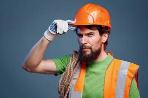 hombre en naranja pintar profesional ingeniero trabajando construcción foto