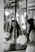 retrato de un novia en un blanco vestir en un brillante café foto