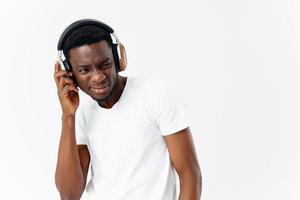 emocional hombre en auriculares escuchando a música ligero antecedentes estilo de vida foto